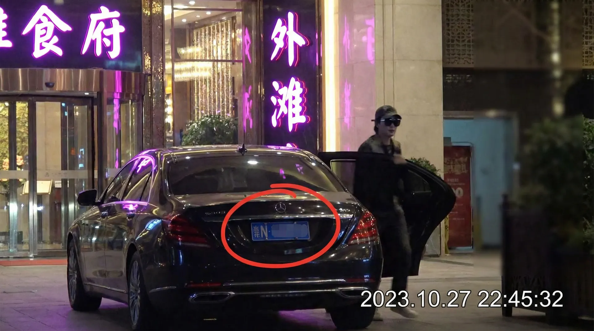 胜游亚洲网址 - 豪车餐厅外偷拍